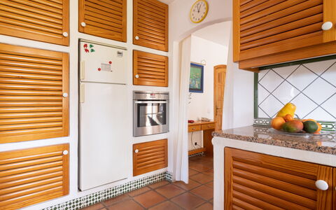 Finca Ingala: Eigendom, Cabinetry, Gebouw, Oranje, Interieur Ontwerp, Hout, Verlichting, Huishoudapparatuur, Keuken, Huis