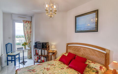 Grand Sud: Fotolijst, Meubilair, Eigendom, Venster, Hout, Verlichting, Comfort, Interieur Ontwerp, Geel, Verdieping