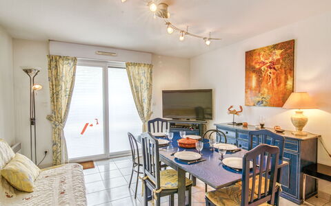 Grand Sud: Meubilair, Eigendom, Tafel, Fotolijst, Stoel, Interieur Ontwerp, Verlichting, Hout, Decoratie, Woonkamer