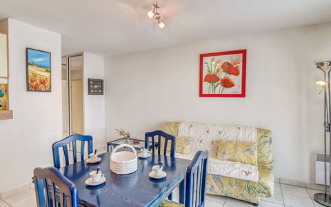 Grand Sud: Tafel, Fotolijst, Meubilair, Eigendom, Stoel, Azure, Verlichting, Tableware, Hout, Interieur Ontwerp