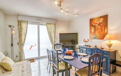 Grand Sud 180.16: Meubilair, Eigendom, Tafel, Fotolijst, Stoel, Interieur Ontwerp, Verlichting, Hout, Decoratie, Woonkamer