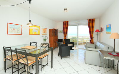Grand Sud 180.4: Kamer, Eigendom, Meubilair, Interieur Ontwerp, Gebouw, Huis, Woonkamer, Geel, Verdieping, Tafel