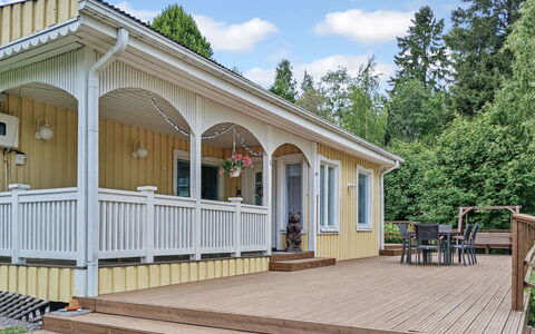 Salmiranta: Meubilair, Stoel, Buitenmeubels, Tafel, Hout, Buitentafel, Keuken En Eettafel, Schaduw, Tuin, Paraplu