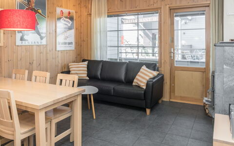 Rukatonttu D 13: Meubilair, Hout, Interieur Ontwerp, Flooring, Verdieping, Plafond, Kamer, Tafel, Bankstel, Woonkamer
