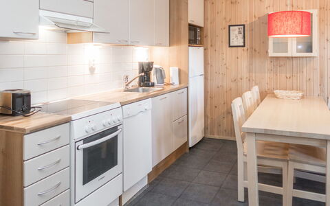 Rukatonttu D 13: Flooring, Hout, Interieur Ontwerp, Verdieping, Meubilair, Keuken, Countertop, Major Appliance, Kamer, Cabinetry