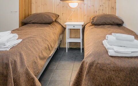 Rukatonttu D 13: Bed, Slaapkamer, Bedding, Laken, Muur, Verdieping, Hout, Flooring, Interieur Ontwerp, Meubilair