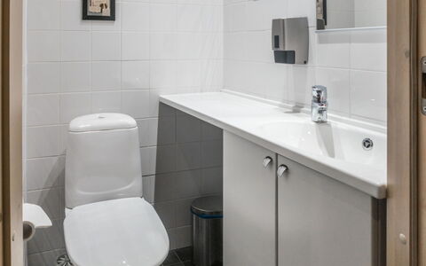 Rukatonttu D 13: Wc Bril, Badkamer, Toilet, Loodgieterswerkinrichting, Muur, Wastafel In De Badkamer, Wastafel, Flooring, Verdieping, Interieur Ontwerp