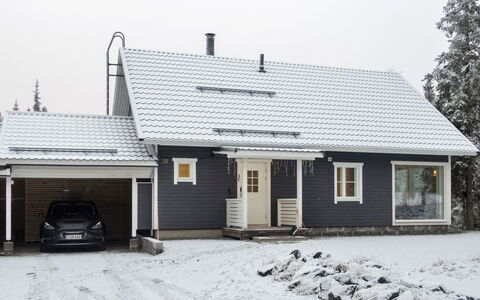 Iso-Karpalo B: Gras, Huis, Verblijf, Land Lot, Huis, Landgoed, Gazon, Siding, Boerderij, Veranda