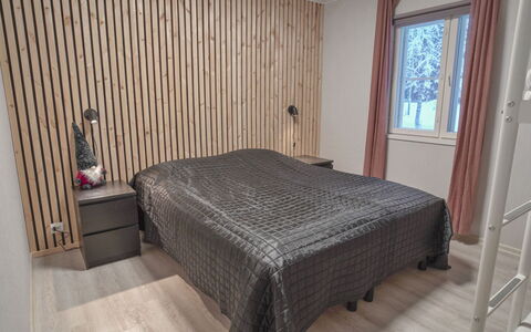 Iso-Karpalo B: Bed, Flooring, Slaapkamer, Meubilair, Verdieping, Interieur Ontwerp, Hout, Laken, Bedding, Plafond