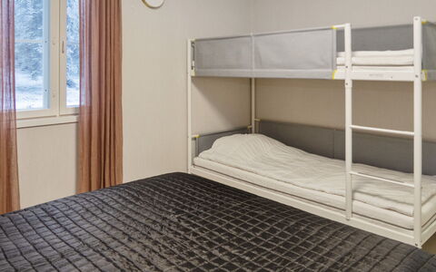Iso-Karpalo B: Bed, Slaapkamer, Verdieping, Laken, Flooring, Bedding, Hout, Interieur Ontwerp, Linens, Bed Frame