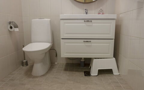 Iso-Karpalo B: Flooring, Verdieping, Wc Bril, Interieur Ontwerp, Toilet, Badkamerkast, Loodgieterswerkinrichting, Badkamer, Cabinetry, Tegel