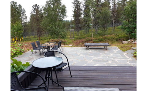 Riekkotupa: Meubilair, Stoel, Buitenmeubels, Tafel, Hout, Buitentafel, Keuken En Eettafel, Schaduw, Tuin, Paraplu