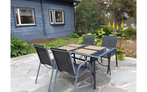 Riekkotupa: Meubilair, Stoel, Buitenmeubels, Tafel, Hout, Buitentafel, Keuken En Eettafel, Schaduw, Tuin, Paraplu