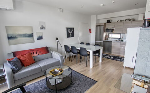 Ylälänsi 3 As 9: Meubilair, Stoel, Buitenmeubels, Tafel, Hout, Buitentafel, Keuken En Eettafel, Schaduw, Tuin, Paraplu
