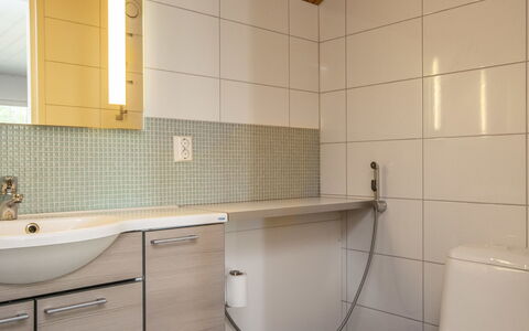 Isokoskelo: Meubilair, Stoel, Buitenmeubels, Tafel, Hout, Buitentafel, Keuken En Eettafel, Schaduw, Tuin, Paraplu
