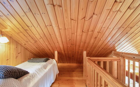 Ylläksen Tunturihonkamaja 5: Meubilair, Stoel, Buitenmeubels, Tafel, Hout, Buitentafel, Keuken En Eettafel, Schaduw, Tuin, Paraplu