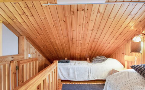 Ylläksen Tunturihonkamaja 5: Meubilair, Stoel, Buitenmeubels, Tafel, Hout, Buitentafel, Keuken En Eettafel, Schaduw, Tuin, Paraplu