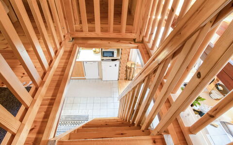 Ylläksen Tunturihonkamaja 5: Meubilair, Stoel, Buitenmeubels, Tafel, Hout, Buitentafel, Keuken En Eettafel, Schaduw, Tuin, Paraplu