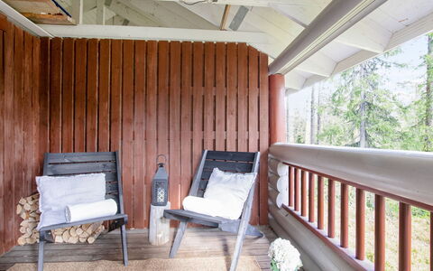 Ylläksen Tunturihonkamaja 5: Meubilair, Stoel, Buitenmeubels, Tafel, Hout, Buitentafel, Keuken En Eettafel, Schaduw, Tuin, Paraplu
