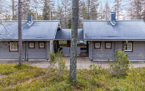 Ylläksen Tunturihonkamaja 5: Meubilair, Stoel, Buitenmeubels, Tafel, Hout, Buitentafel, Keuken En Eettafel, Schaduw, Tuin, Paraplu