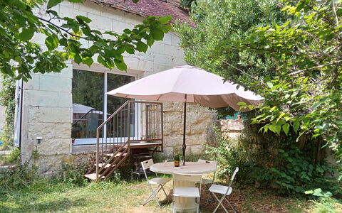 La Petite Maison Blanche: Fabriek, Tafel, Plantkunde, Schaduw, Gebouw, Venster, Buitentafel, Buitenmeubels, Paraplu, Land Lot