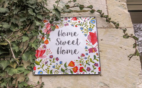 La Petite Maison Blanche: Fabriek, Wereld, Font, Rechthoek, Steen, Muur, Boom, Rood, Metselwerk, Groundcover