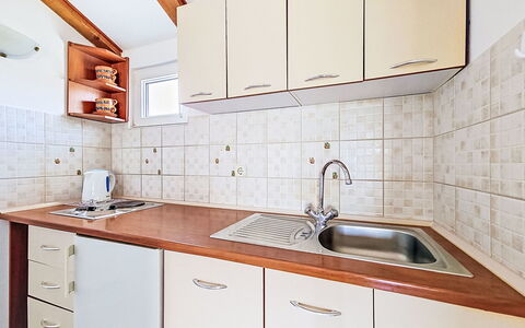 Tone: Keuken, Loodgieterswerkinrichting, Countertop, Gootsteen, Flooring, Major Appliance, Wastafel, Interieur Ontwerp, Toestel Van De Keuken, Kraan