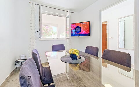 Tone: Interieur Ontwerp, Meubilair, Flooring, Verdieping, Bankstel, Appartement, Huis, Woonkamer, Kamer, Tafel