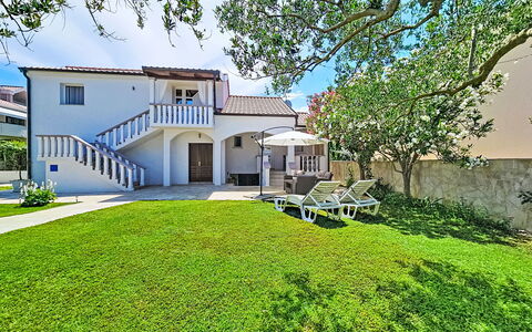 Tone: Woongebied, Huis, Huis, Landgoed, Schaduw, Gazon, Tuin, Landscaping, Hacienda, Balkon