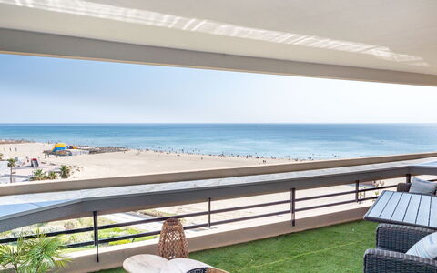 Canet-Plage 500: Lucht, Water, Gebouw, Meubilair, Eigendom, Azure, Schaduw, Buitenmeubels, Hout, Huis