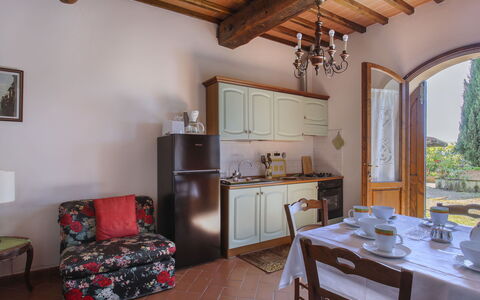 Castelfranco di Sopra 649: Meubilair, Tafel, Fotolijst, Cabinetry, Hout, Interieur Ontwerp, Tableware, Verdieping, Woonkamer, Flooring