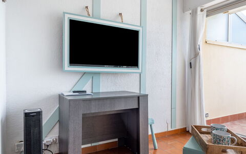 Les Jardins de la Plage: Meubilair, Gebouw, Tafel, Computer Tafel, Venster, Televisie, Cabinetry, Hout, Interieur Ontwerp