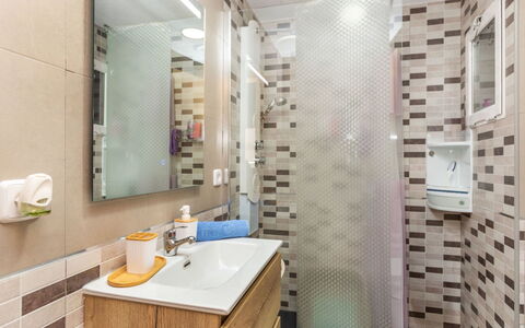 Cloud: Badkamer, Interieur Ontwerp, Loodgieterswerkinrichting, Flooring, Verdieping, Wastafel In De Badkamer, Toilet, Loodgieter, Spiegel, Wastafel