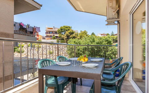 Cloud: Balkon, Appartement, Stoel, Schaduw, Keuken En Eettafel, Condominium, Buitenmeubels, Buitentafel, Beits, Veranda