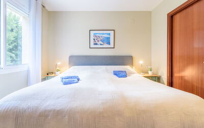 Village Park 306.2: Bed, Interieur Ontwerp, Slaapkamer, Meubilair, Laken, Flooring, Verdieping, Bedding, Plafond, Hout