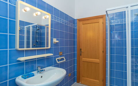 Turriga: Loodgieterswerkinrichting, Spiegel, Kraan, Wastafel, Gebouw, Wastafel In De Badkamer, Badkamer, Blauw, Purper, Azure