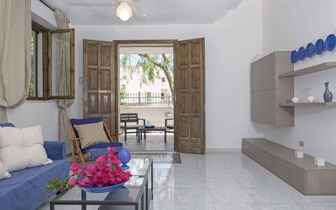 Villa Marlene: Tafel, Meubilair, Eigendom, Spiegel, Blauw, Interieur Ontwerp, Stoel, Cabinetry, Bankstel, Hout