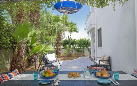 Villa Marlene: Meubilair, Eigendom, Voedsel, Tafel, Fabriek, Lucht, Tableware, Azure, Blauw, Gebouw