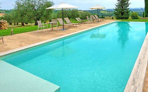 Villa Le Buche: Water, Fabriek, Eigendom, Zwembad, Lucht, Groen, Boom, Blauw, Azure, Schaduw