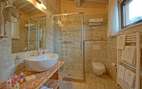 Villa Le Buche: Kraan, Loodgieterswerkinrichting, Spiegel, Wastafel, Badkamer, Bad, Wastafel In De Badkamer, Interieur Ontwerp, Architectuur