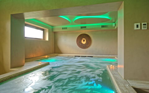 Villa Le Buche: Water, Gebouw, Zwembad, Groen, Verlichting, Interieur Ontwerp, Flooring, Vrije Tijd, Verdieping