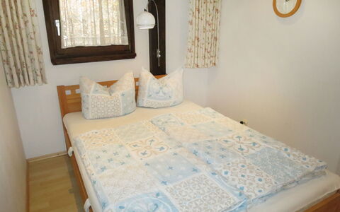 Fliederweg: Meubilair, Eigendom, Venster, Gebouw, Azure, Bed, Textiel, Comfort, Hout