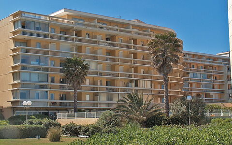 Canet-Plage 690: Fabriek, Lucht, Gebouw, Eigendom, Venster, Boom, Blok Van De Toren, Vegetation, Stedelijk Ontwerp, Condominium