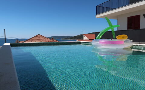 Trogir Vranjica 601: Water, Lucht, Gebouw, Azure, Zwembad, Zwemwater, Huis, Vrije Tijd, Aqua, Badplaats