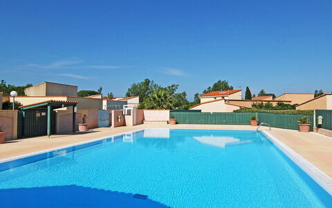Le Hameau des Capellans: Water, Lucht, Eigendom, Zwembad, Gebouw, Fabriek, Azure, Buitenmeubels, Boom, Schaduw
