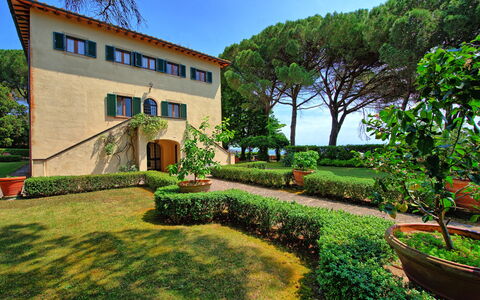 Villa Sorbaiano: Fabriek, Lucht, Eigendom, Groen, Gebouw, Venster, Natuur, Boom, Land Lot, Gras