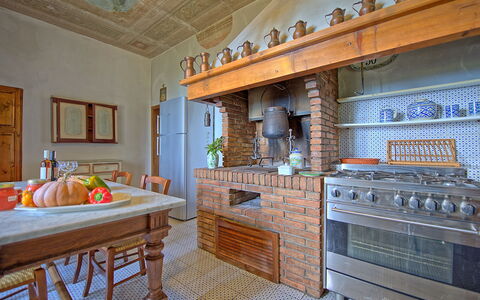 Villa Sorbaiano: Eigendom, Meubilair, Gebouw, Cabinetry, Fotolijst, Tafel, Hout, Interieur Ontwerp, Countertop, Keuken