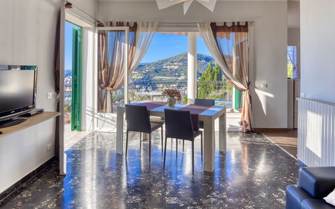 Casa Matilde - Villa Alle Cascine, Imperia: Eigendom, Tafel, Blauw, Gebouw, Azure, Venster, Hout, Interieur Ontwerp, Woonkamer, Fabriek