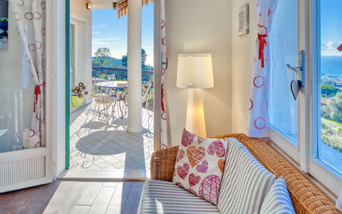 Casa Matilde - Villa Alle Cascine, Imperia: Eigendom, Meubilair, Groen, Azure, Gebouw, Blauw, Comfort, Venster, Textiel, Interieur Ontwerp