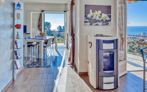 Casa Matilde - Villa Alle Cascine, Imperia: Eigendom, Blauw, Azure, Interieur Ontwerp, Deur, Verdieping, Tafel, Flooring, Onroerend Goed, Bankstel